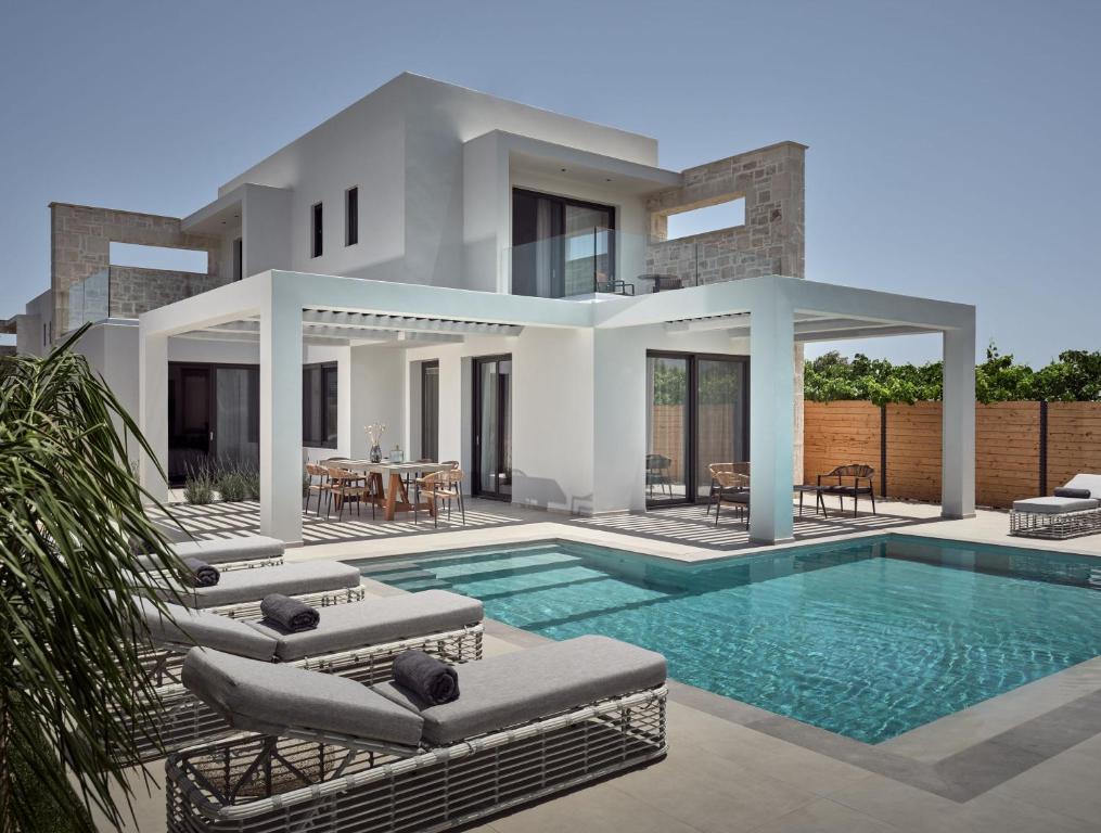 扎金索斯镇Anthis Luxury Villa的一座带游泳池和房子的别墅