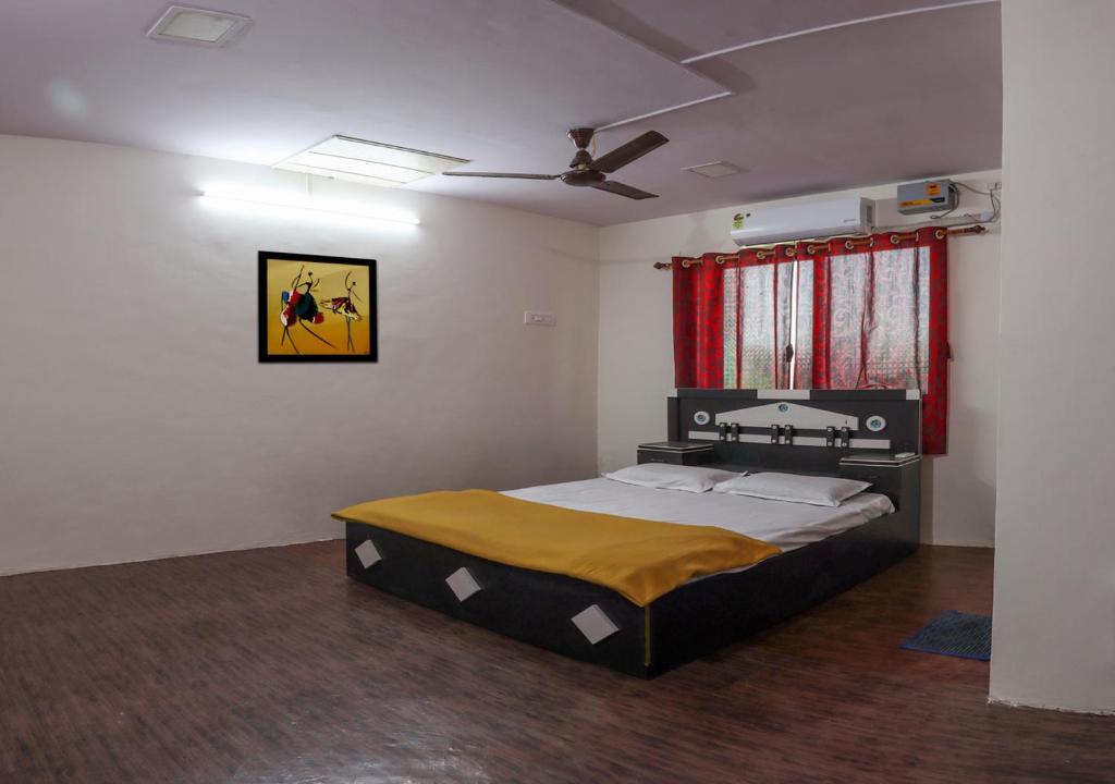 卡尔贾特Aarush Farmhouse的一间卧室,卧室内配有一张大床