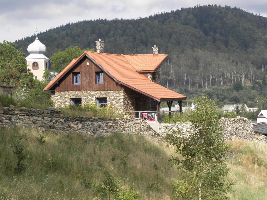 斯托尼拉斯奇Skalny Dom的山顶上一座带橙色屋顶的房子