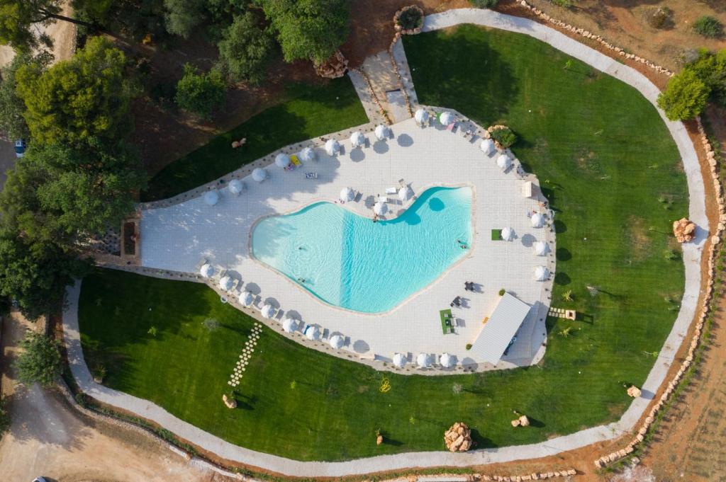 加利波利Tenuta Ferraro Gallipoli的公园内大型水泳池的顶部景观