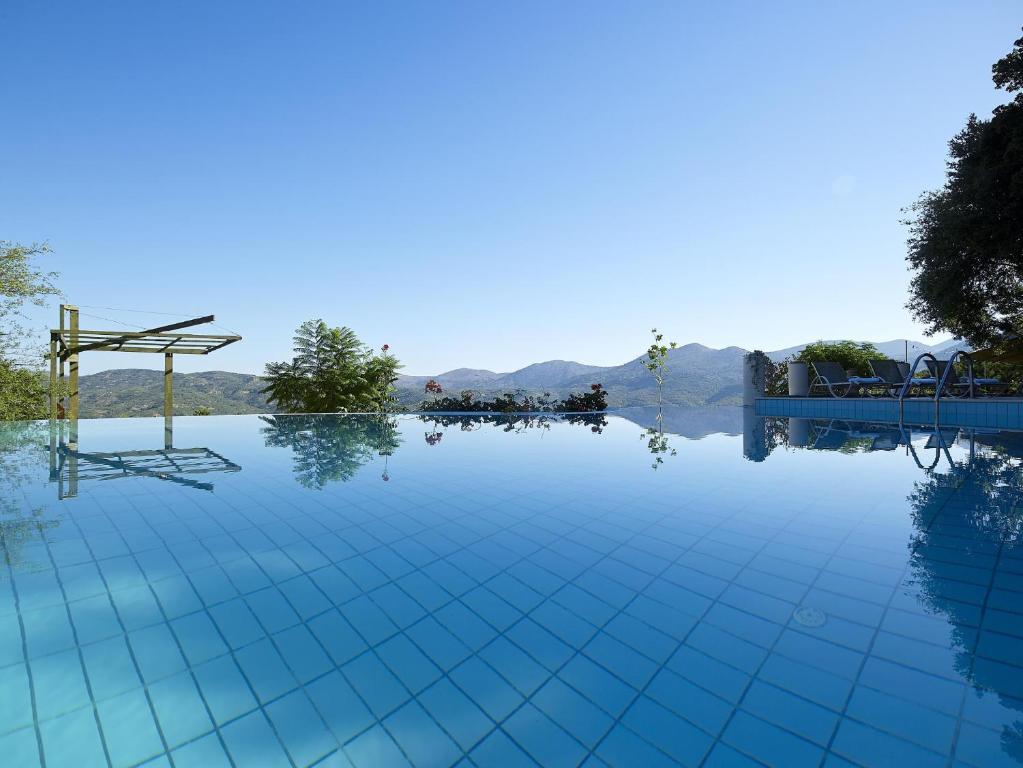 阿弗德霍尔维拉尼乡村酒店的蓝色的海水和山脉背景的游泳池