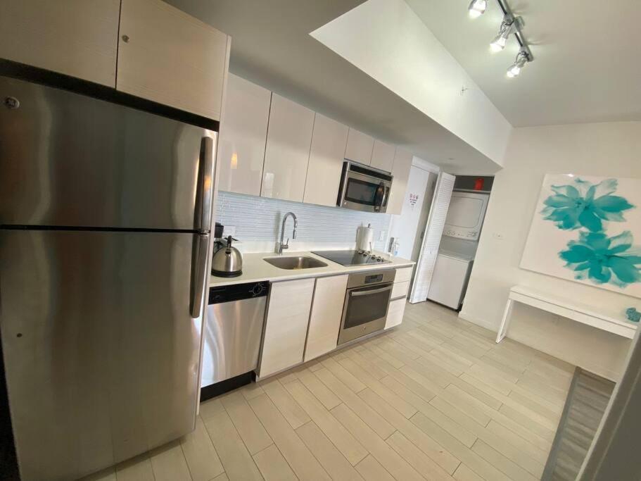 哈兰代尔海滩Apartment 1B-1B Amazing View BW 30A的厨房配有不锈钢冰箱和水槽
