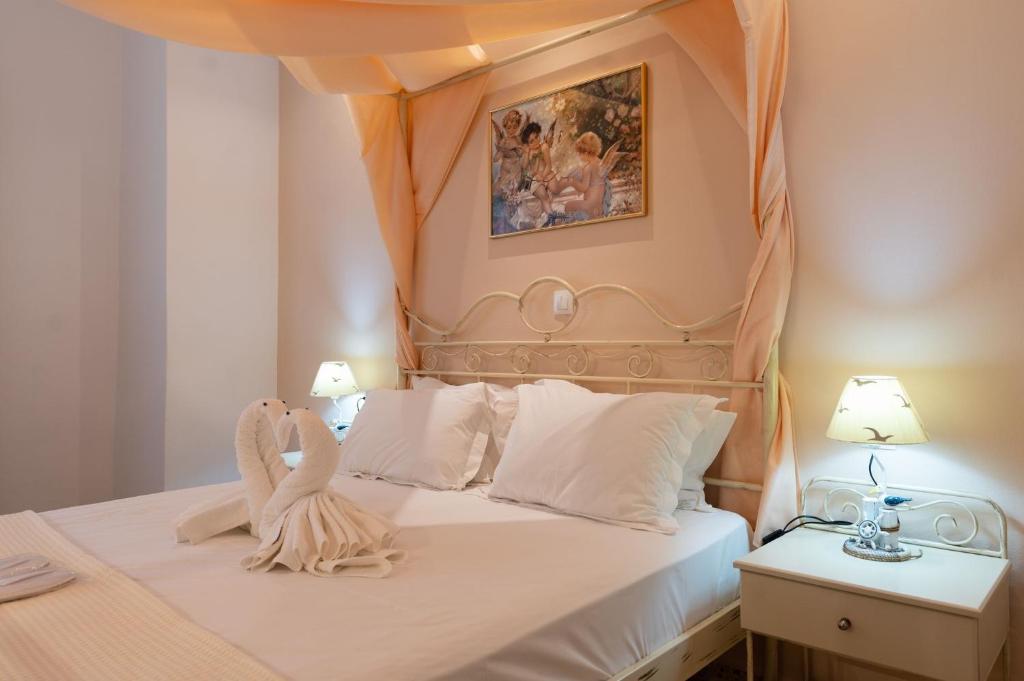 Livadi AstypalaiasGiasemi Room No1 Kimolos的一间卧室配有一张带两个天鹅的床