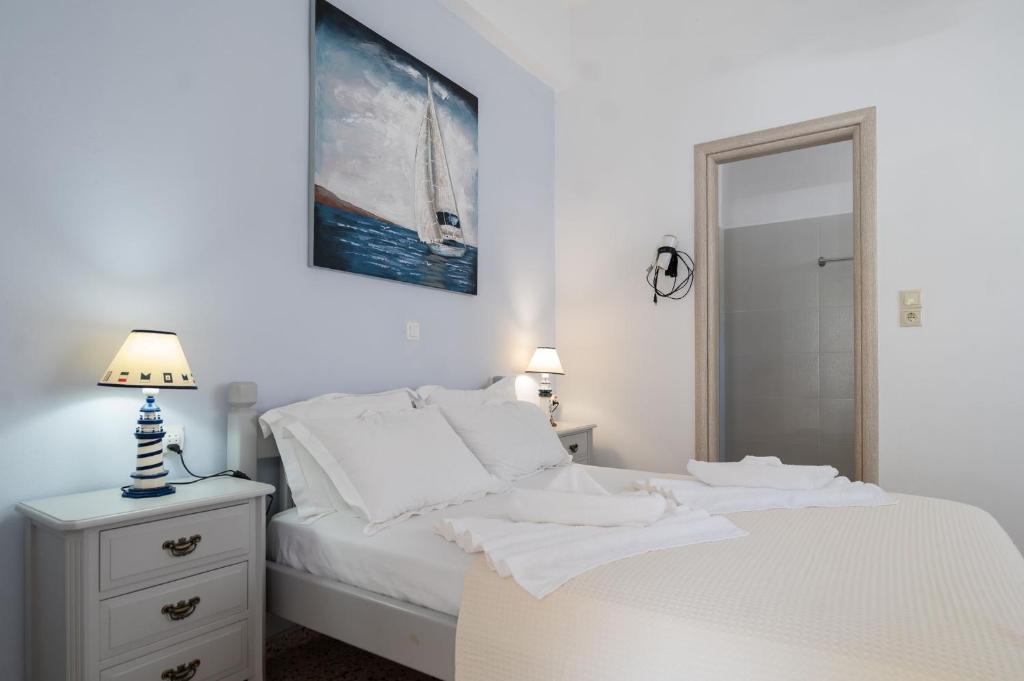 Livadi AstypalaiasGiasemi Room No 7 Irakleia的白色卧室配有带白色床单和枕头的床