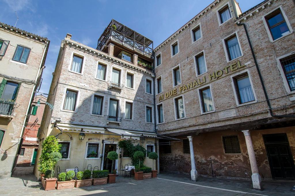 威尼斯艾都法娜里酒店的街道上的一排砖砌建筑