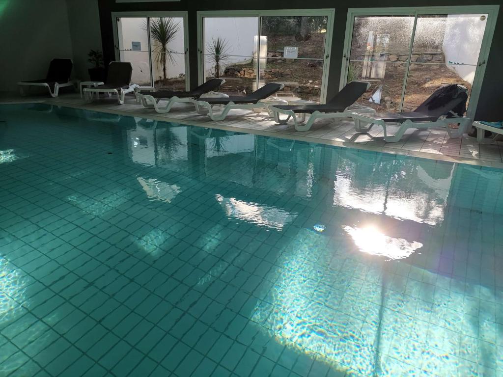 滨海拉特朗什罗吉斯莱斯科尔斯维特酒店的大楼内带椅子的大型游泳池