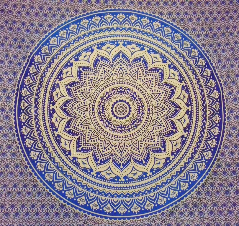鲍洛通塞迈什Balatoni Mandala Vendégház的蓝色和白色的板子,上面有曼陀罗