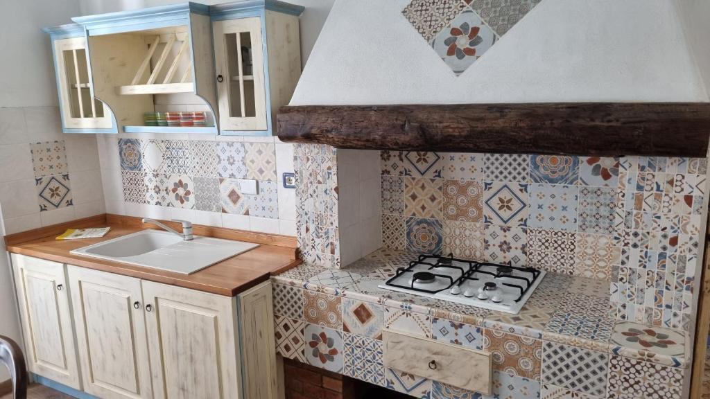 卡波利韦里La Terrazza nel cuore di Capoliveri的小厨房配有炉灶和水槽