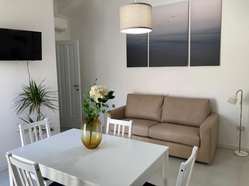 雷卡纳蒂港La Casa BluMare的客厅配有白色桌子和沙发