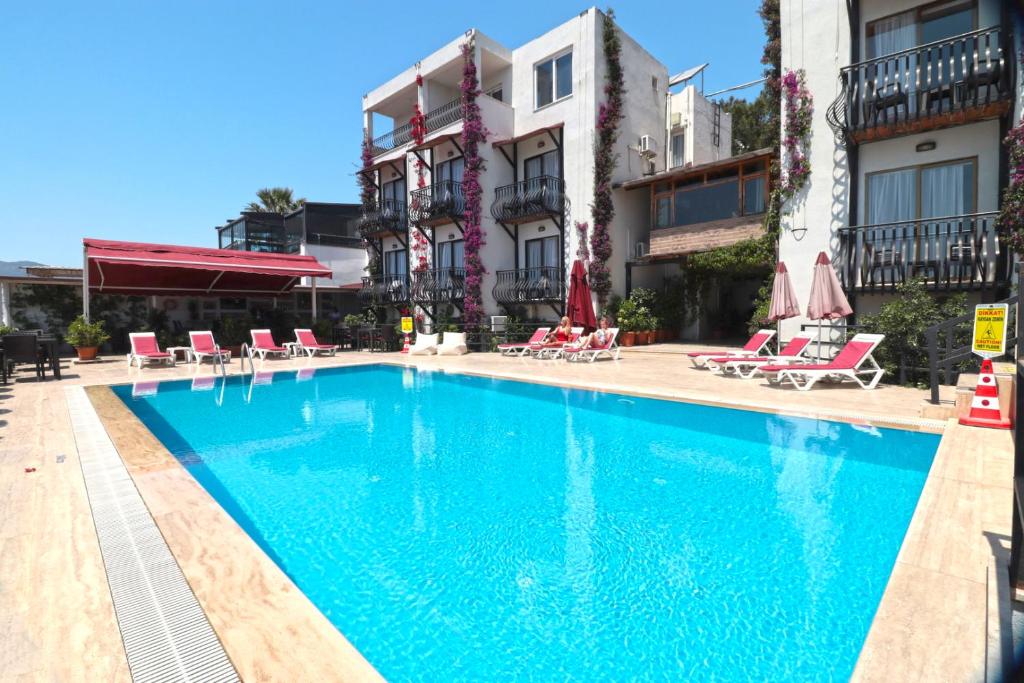 居姆贝特古姆贝特酒店的一座建筑物中央的游泳池
