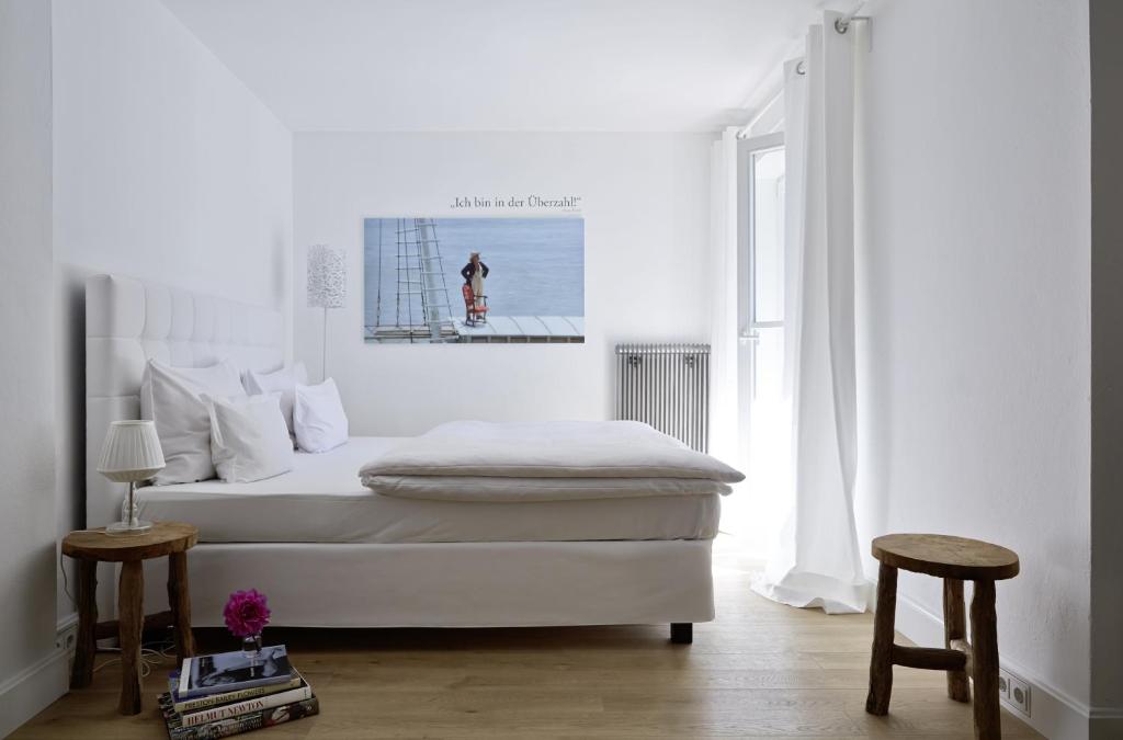 戈尔德格德施霍夫酒店的白色的卧室设有床和窗户