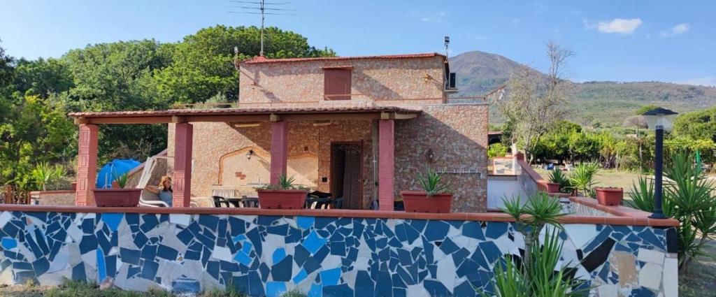 泰卡斯Villa Vesuvio的一座带游泳池和房子的别墅