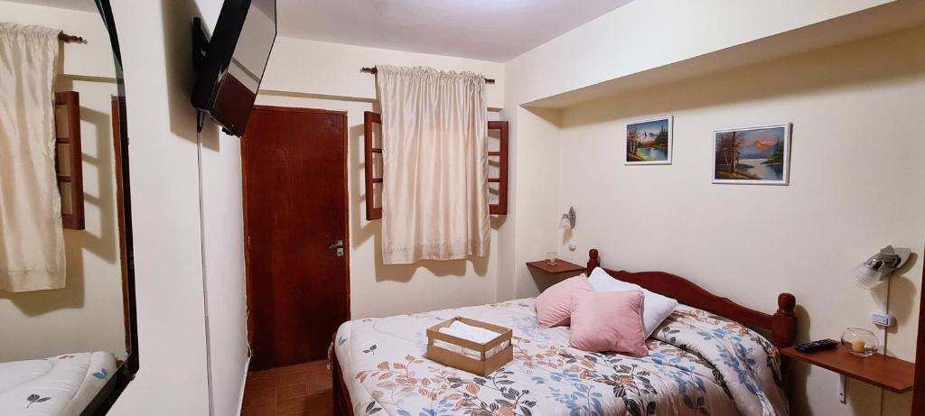圣萨尔瓦多德朱SOYSOL.DEPARTAMENTOS的一间卧室配有一张带盒子的床