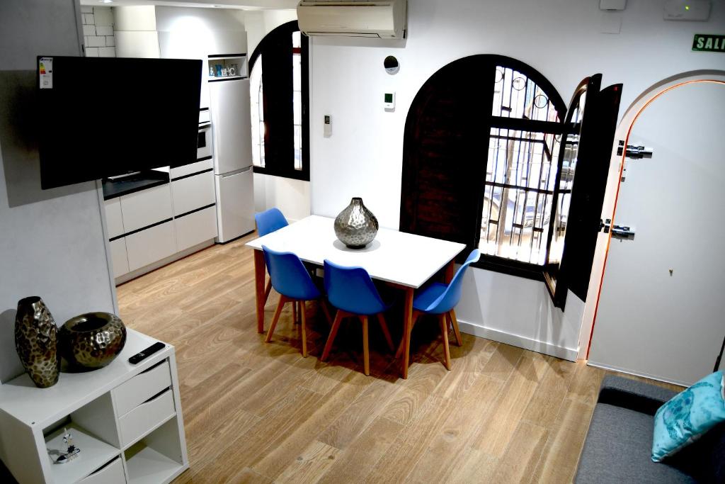 米拉马尔Casa VALOLI PLAYA MIRAMAR的厨房以及带桌椅的用餐室。