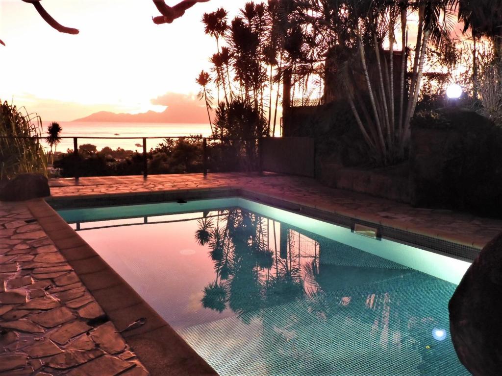 帕皮提TAHITI - Studio Te Maraamu的一座享有日落美景的游泳池