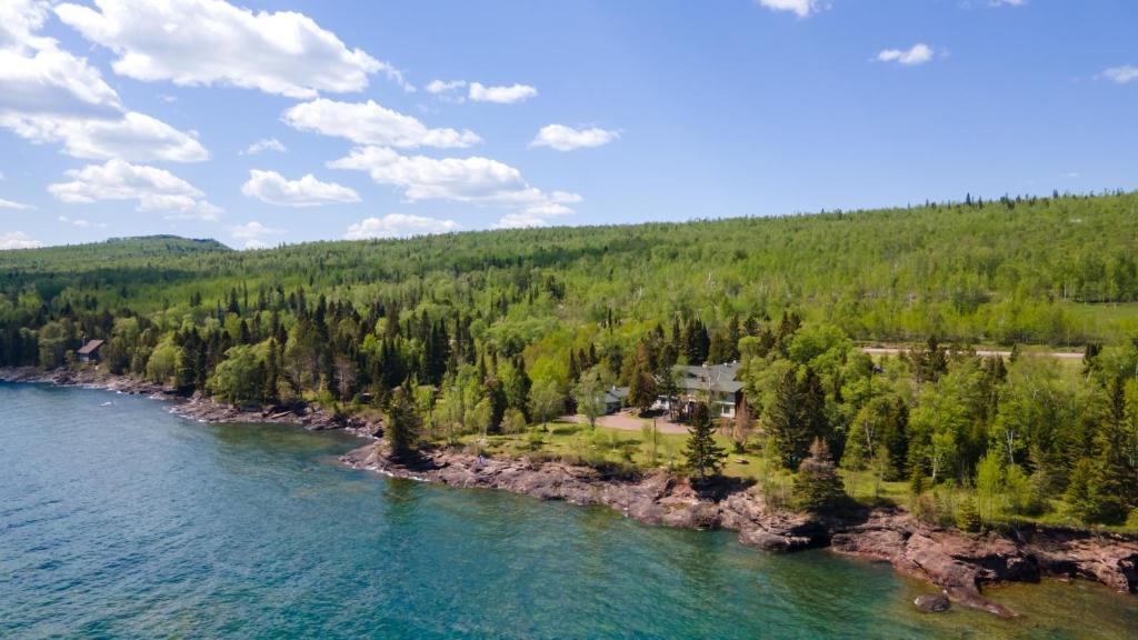 大急流城Thomsonite Inn on Lake Superior的河岸房屋的空中景观