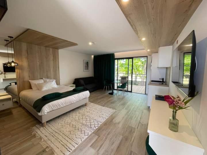 FrancourtO complexe hebergement的一间卧室设有一张床和一间客厅。