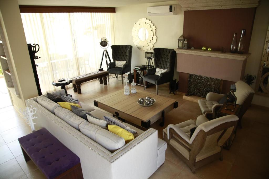 瓜达拉哈拉圣皮埃特罗精品酒店的客厅配有沙发和桌椅
