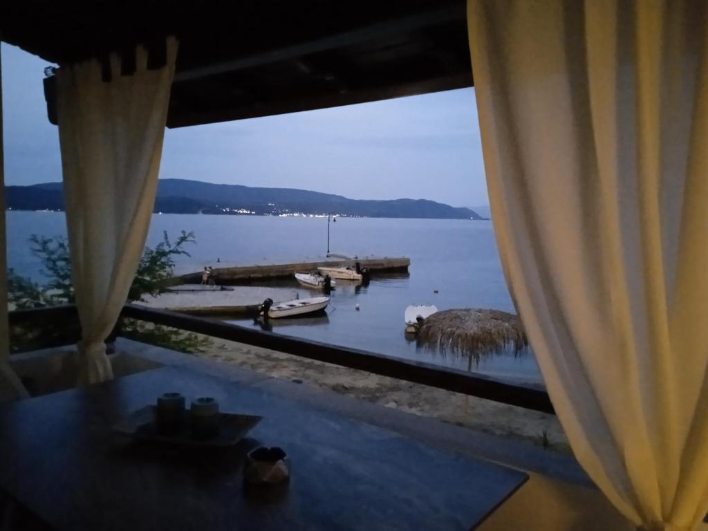 阿莫利亚尼岛IRENE traditional apartments的窗户享有水景。