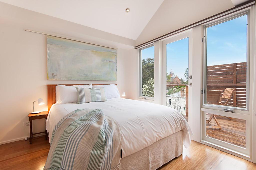昆斯克利夫所特阁楼公寓的一间卧室设有一张床和两个大窗户
