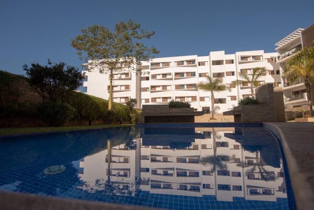 阿加迪尔Blu paradise,a ray of sunshine between sea & pool的大楼前的游泳池