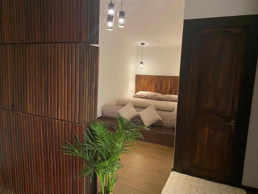 阿亚姆佩Suite La Patera & El colibri的一间卧室配有一张床和盆栽植物