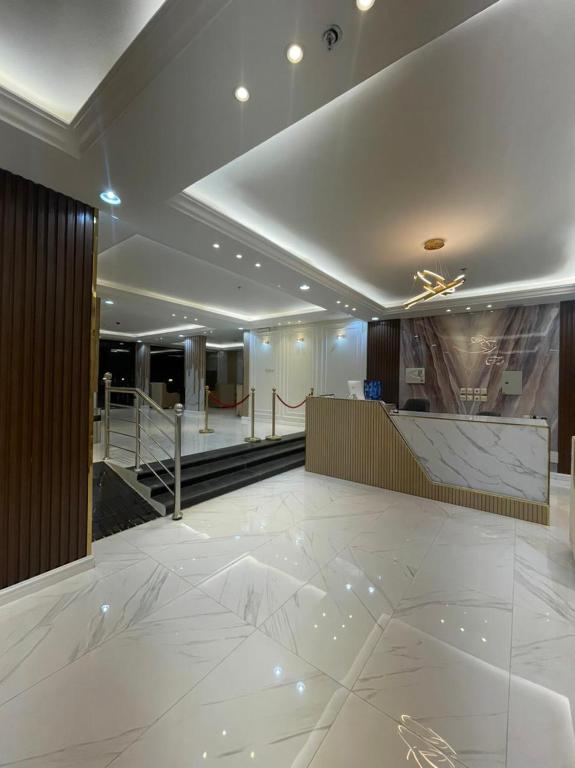 艾卜哈فندق اريف的大堂设有大理石地板和楼梯