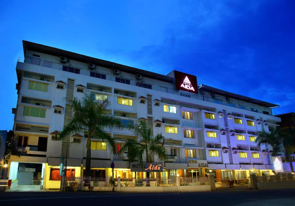 戈德亚姆Hotel Aida的一座白色的大建筑,上面有标志