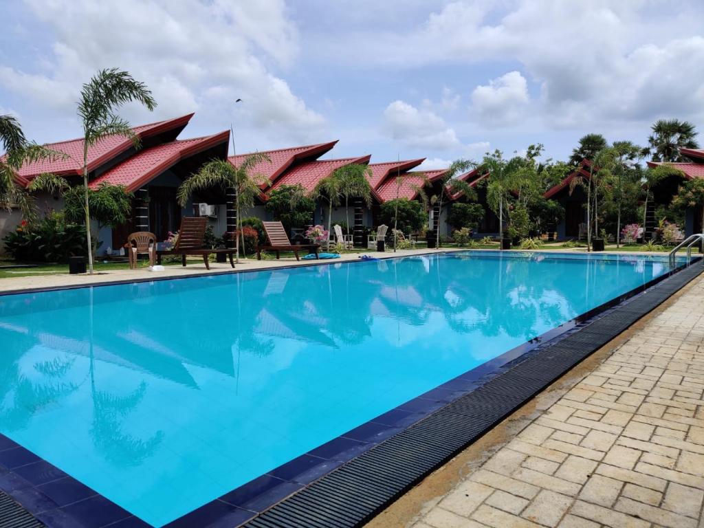 尼拉瓦利Anukama Resort的度假村前方的大型蓝色游泳池