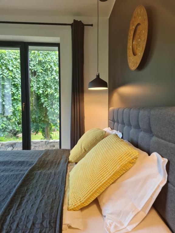 普拉特利艾E29的一间卧室配有一张带黄色枕头的床和一扇窗户