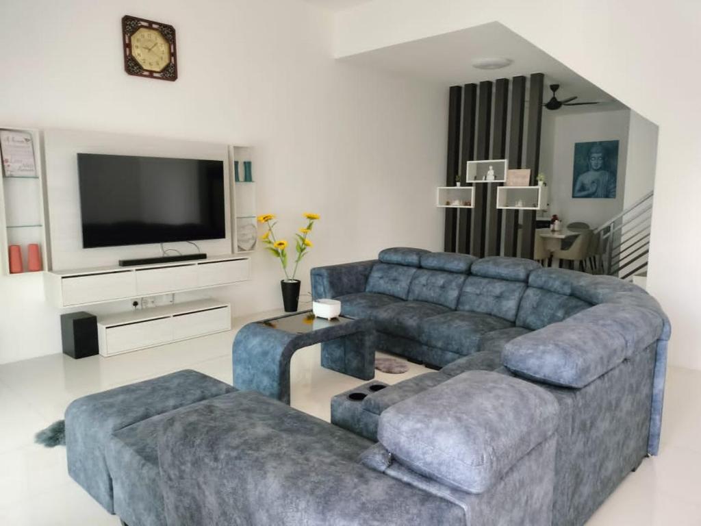 怡保FAMILY HOLIDAY HOME的带沙发和电视的客厅
