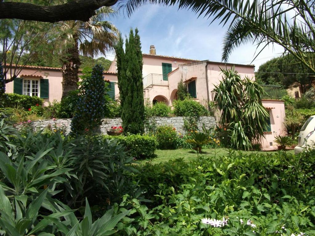 普罗基奥la raganella - appartamento的花园中的房子