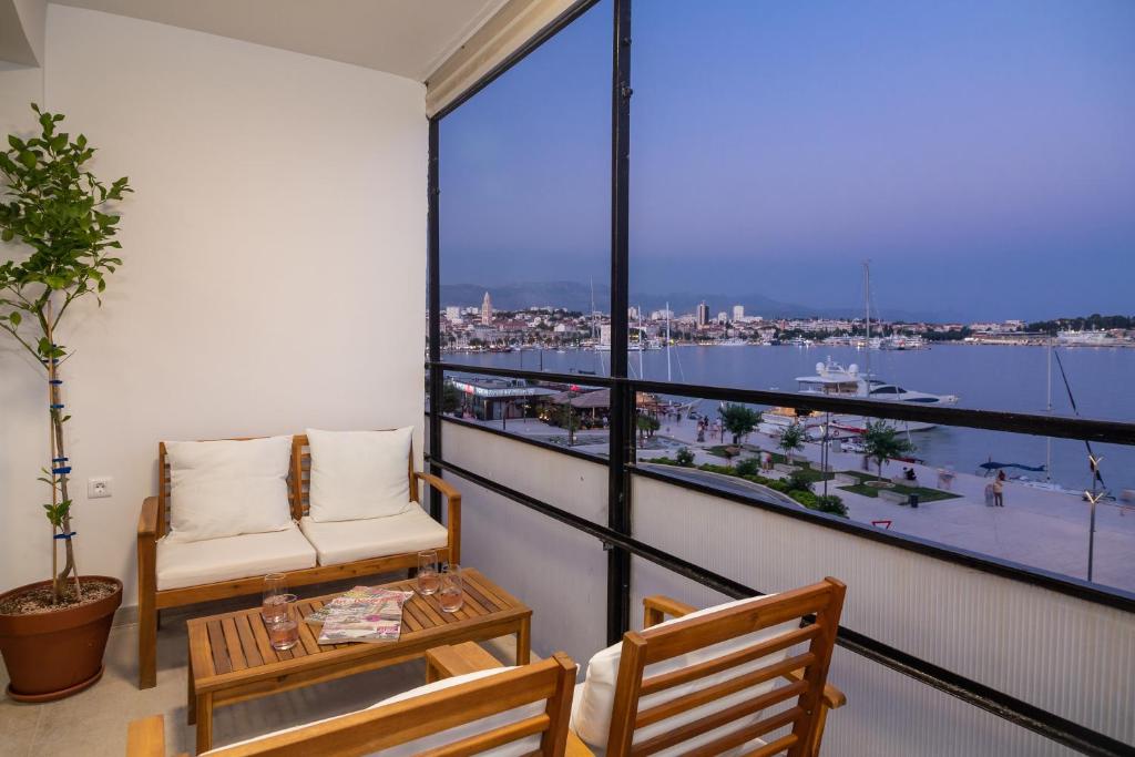 斯普利特Sun and Sea Deluxe Apartments的客房设有一个享有水景的阳台。