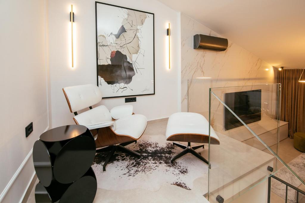帕科坦FK Luxury Penthouse的客厅配有桌椅和壁炉