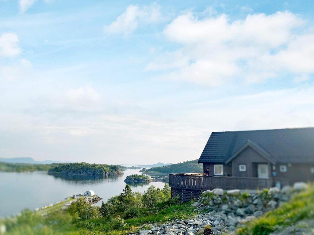 FrøvikHoliday home Leka II的河畔山丘上的房屋