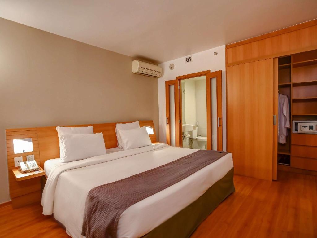 里约热内卢索菲特里约热内卢都蒙特酒店的一间带大床的卧室和一间浴室