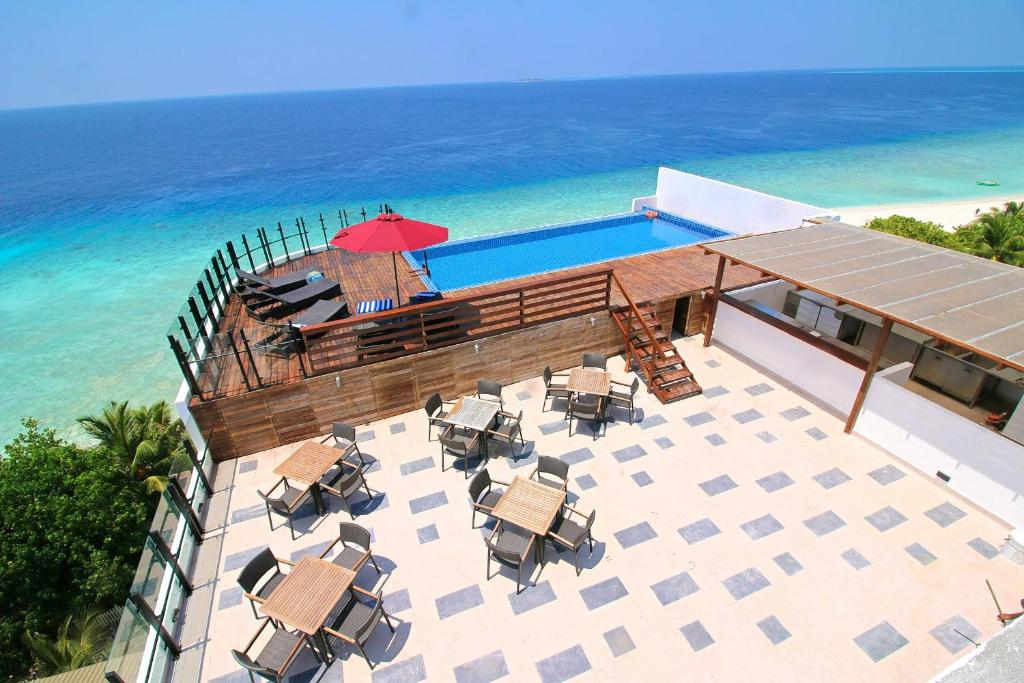 乌库拉斯Ranthari Hotel and Spa Ukulhas Maldives的享有游泳池和海洋的空中景致
