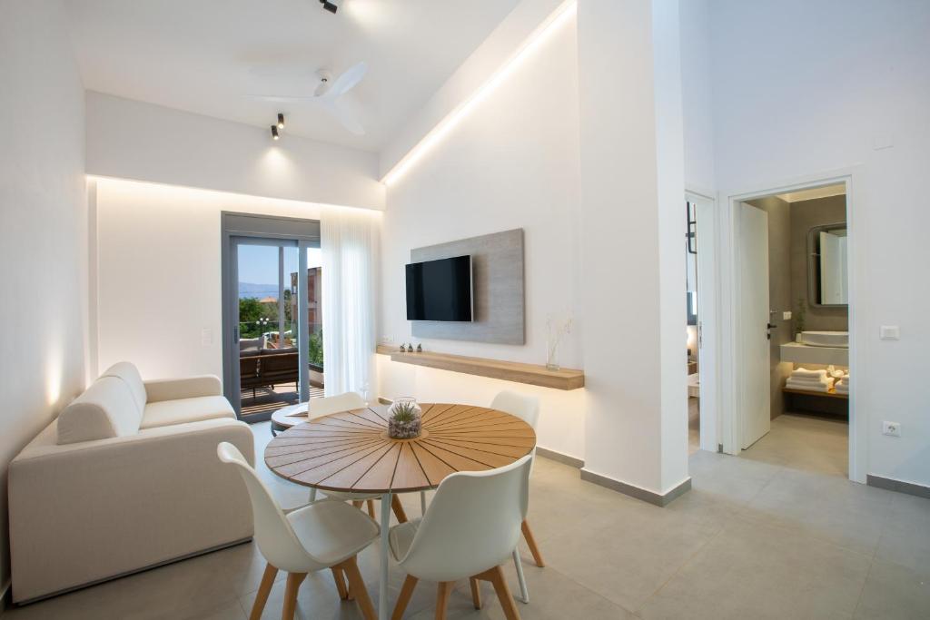 尼基亚娜Elianthi Luxury Apartments的客厅配有沙发和桌椅