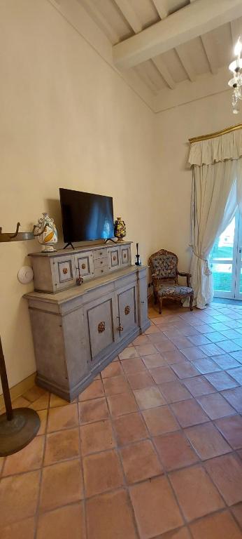 埃尔科拉诺Casa Raiola Ercolano Luxury Rooms &amp; Spa的客厅的橱柜顶部配有电视