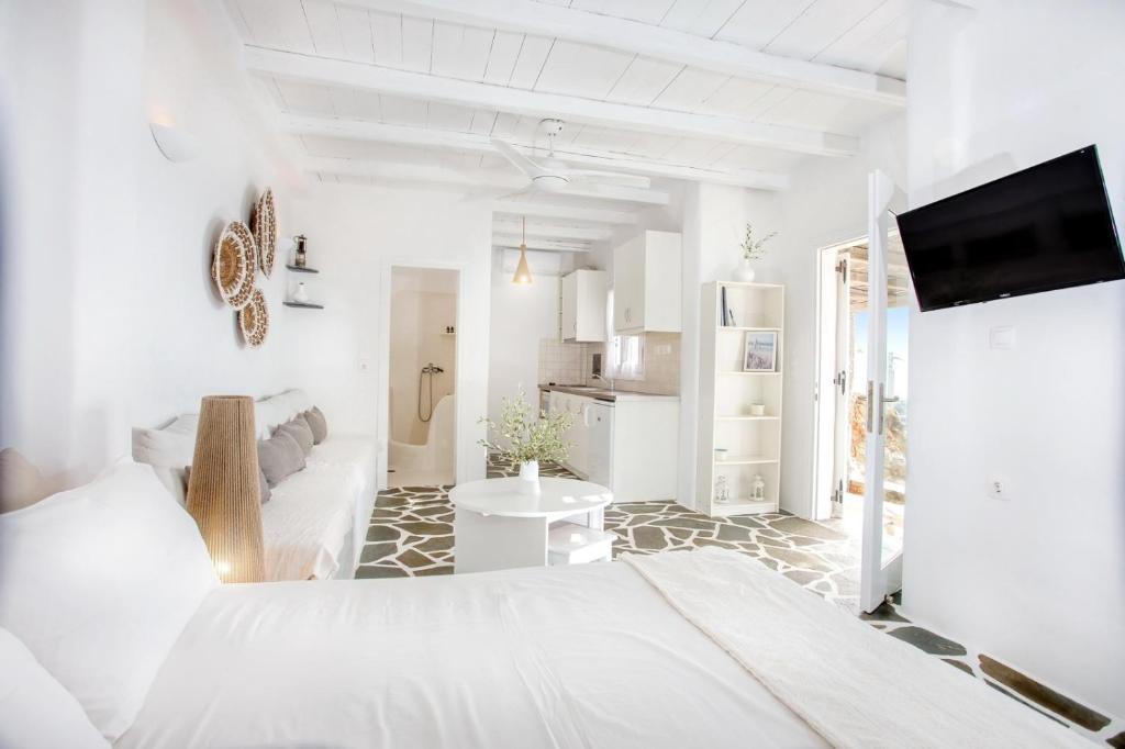 卡利斯托斯Penelope Villas的白色客房 - 带床和厨房
