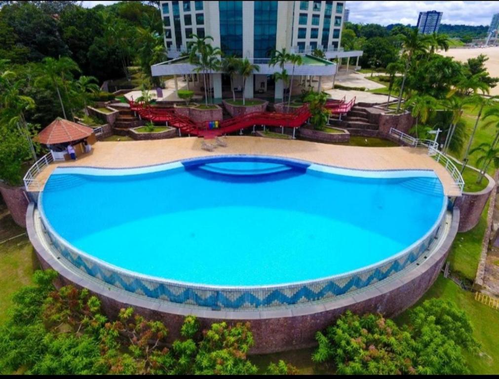 马瑙斯Tropical Executive Vista pra Praia的大型游泳池的顶部景色