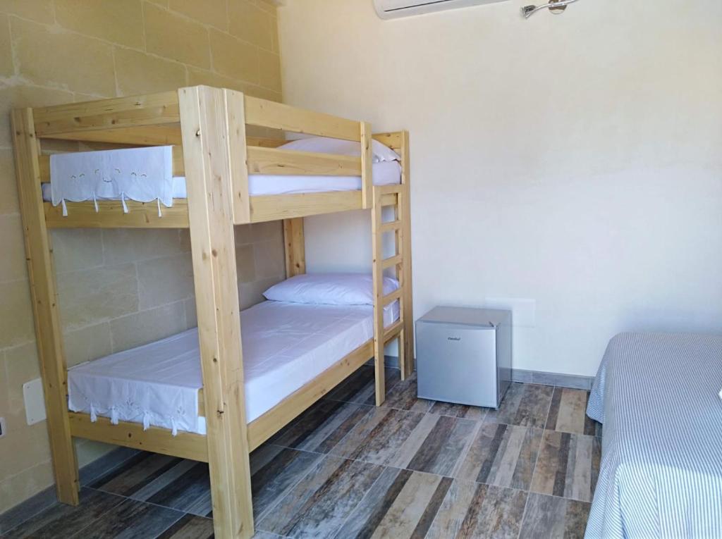 曼杜里亚Valle degli Ulivi的一间双层床间,在客房内配有两张双层床