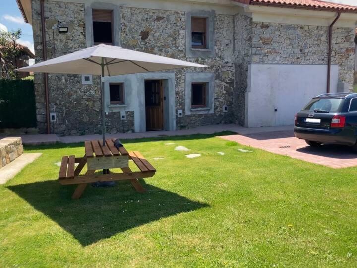 库迪列罗Casa Luis “el Ferre”的院子里的野餐桌和雨伞