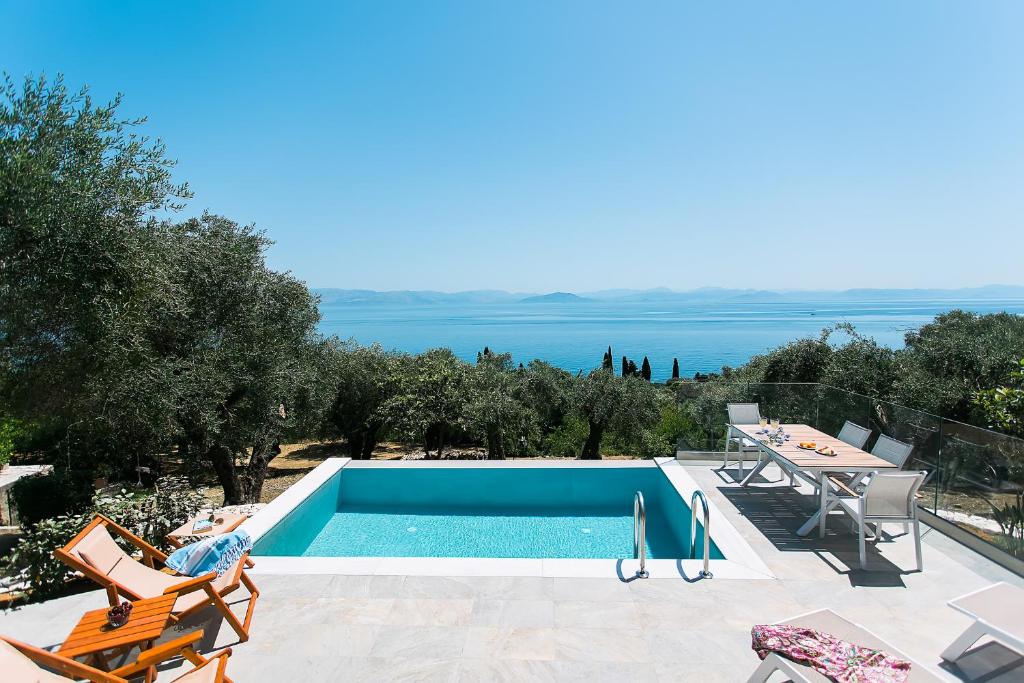 科孚镇oliva e mare luxury suite的海景游泳池
