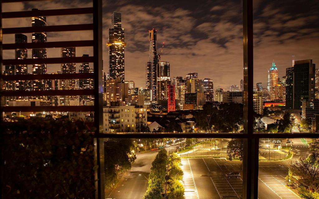 墨尔本Extraordinary holiday stay for Melbourne explore的窗户享有城市美景