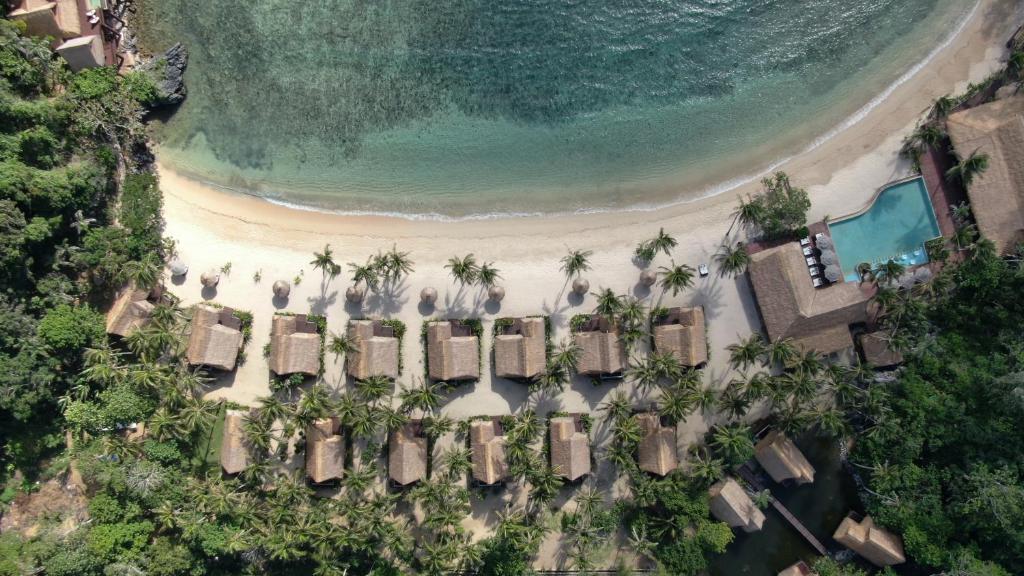 爱妮岛卡瓦延度假村的享有海滩度假村的空中景致