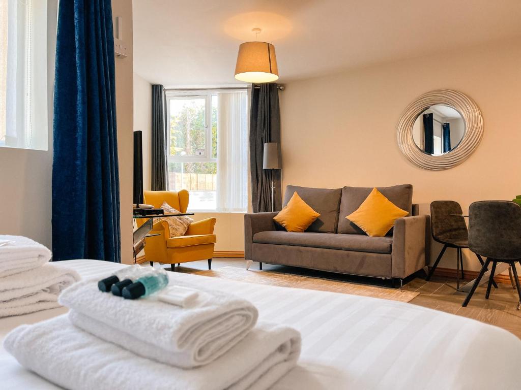 都柏林布罗克豪斯公寓的酒店客房,配有床和沙发