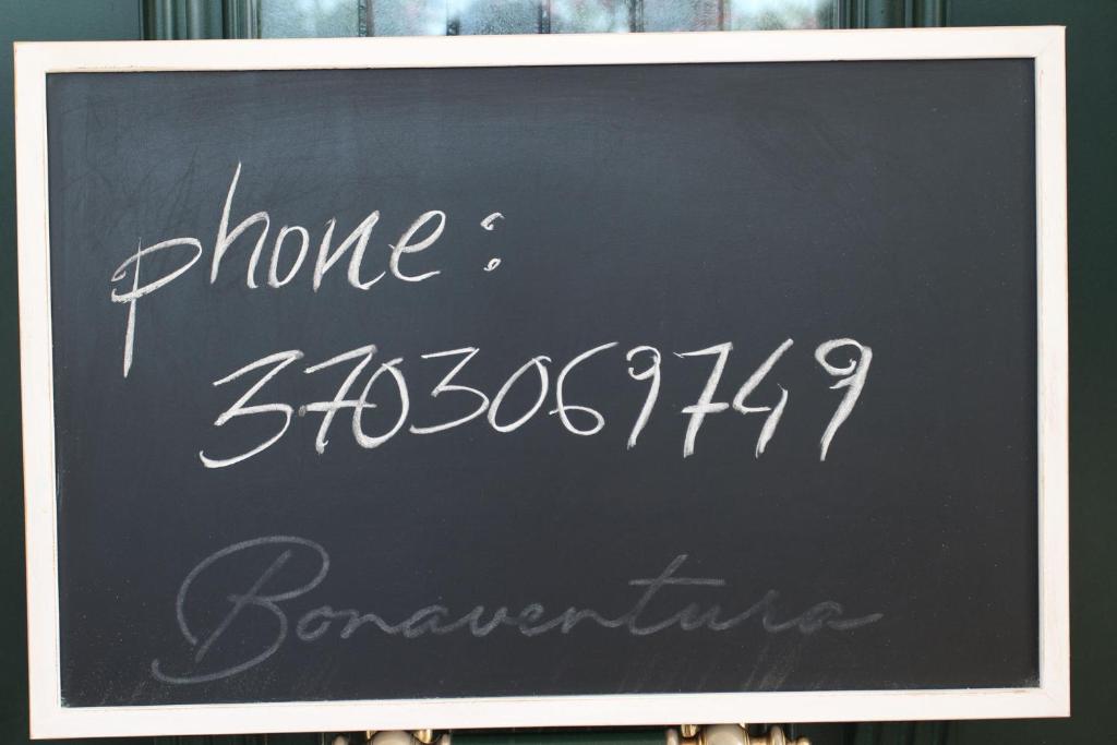 TolloB&B Bonaventura and Bonaventura Food的带有单词电话的黑板标志