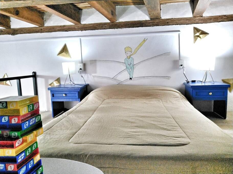 图兰辛戈Original y Cómodo Loft en el Centro de Tulancingo的一间卧室配有一张壁画床