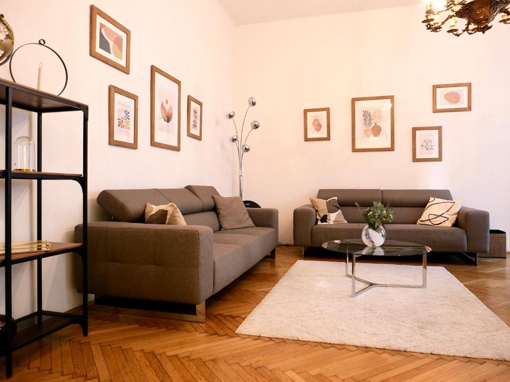 布达佩斯Contemporary City Apartment Váci Utca的客厅配有两张沙发和一张桌子